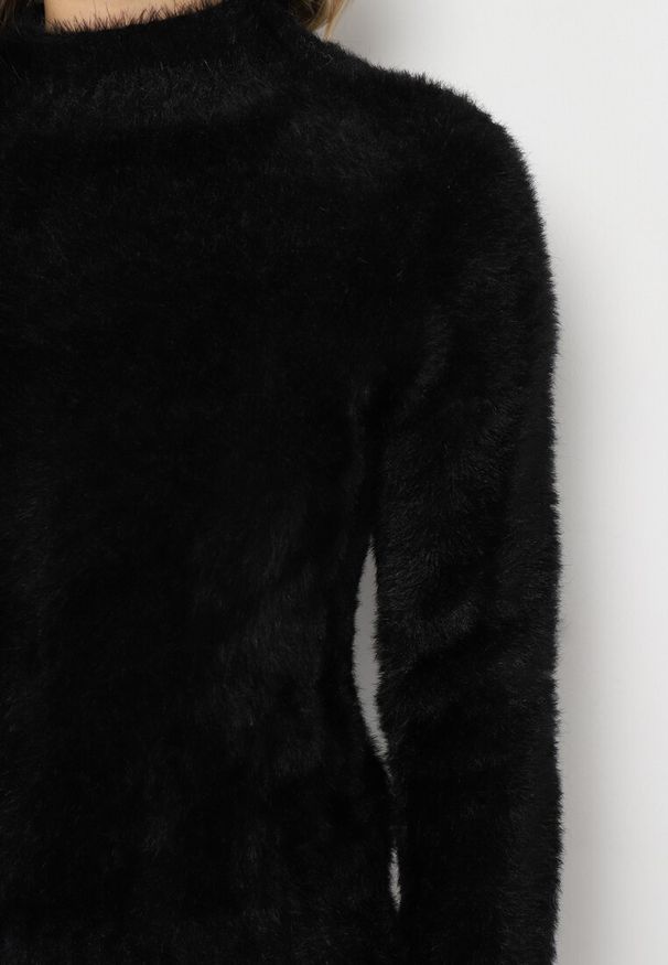 Born2be - Czarny Sweter z Półgolfem i Dłuższym Włosiem Evassem. Kolor: czarny. Materiał: dzianina. Długość rękawa: długi rękaw. Długość: długie