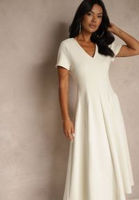 Renee - Jasnobeżowa Casualowa Sukienka z Bawełną Zeredira. Okazja: na co dzień. Kolor: beżowy. Materiał: bawełna. Styl: casual #3