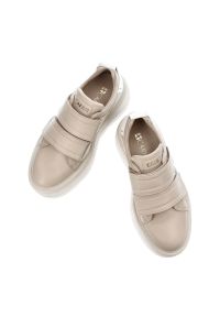 Beżowe Sneakersy Carinii Modne Obuwie Damskie. Okazja: na co dzień. Zapięcie: rzepy. Kolor: beżowy. Materiał: skóra. Szerokość cholewki: normalna. Styl: elegancki, casual