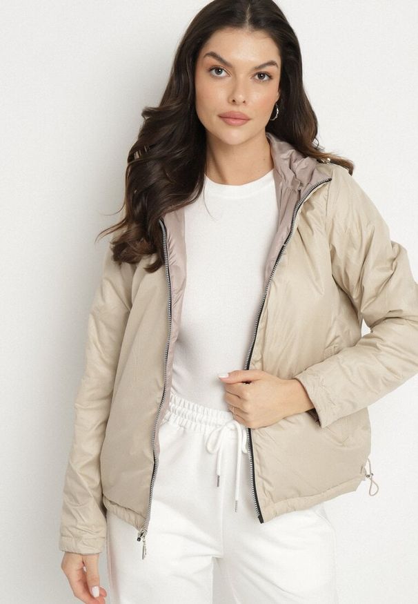 Born2be - Ciemnobeżowa Pikowana Kurtka o Dwustronnym Kroju z Odpinanym Kapturem Zeorina. Okazja: na co dzień. Kolor: beżowy. Materiał: jeans. Wzór: gładki. Styl: elegancki, casual