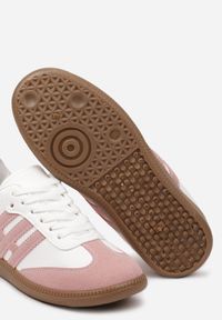Born2be - Biało-Różowe Płaskie Klasyczne Sneakersy ze Sznurowaniem i Ozdobnymi Paskami Azamia. Okazja: na co dzień. Zapięcie: pasek. Kolor: biały. Materiał: jeans, bawełna. Wzór: paski