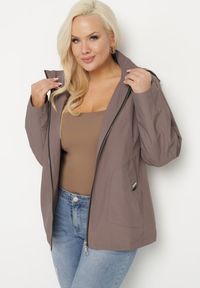 Born2be - Jasnobrązowa Kurtka o Prostym Kroju z Odpinanym Kapturem Nusanelis. Okazja: na co dzień. Kolekcja: plus size. Kolor: brązowy. Materiał: jeans. Styl: sportowy, klasyczny, elegancki, casual #3