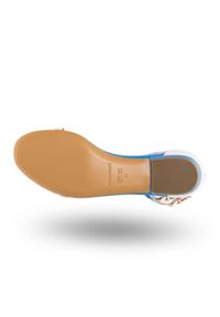 Białe skórzane sandały Emporio Armani z kolorowymi zdobieniami. Kolor: biały. Materiał: skóra. Wzór: kolorowy, aplikacja. Sezon: lato #4