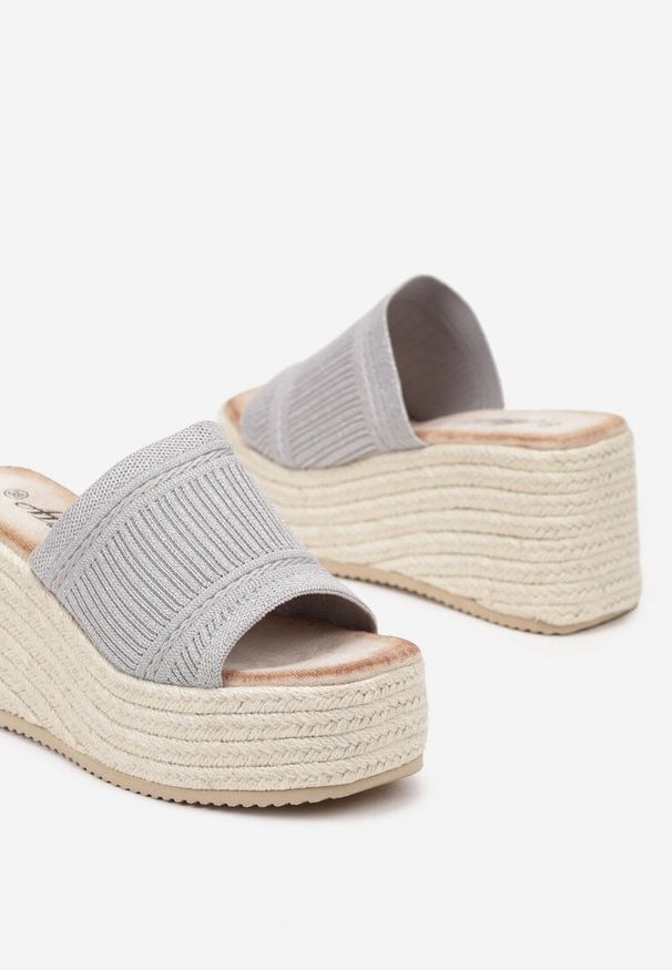 Renee - Szare Klapki na Koturnie w Stylu Boho z Tłoczoną Cholewką Neorwynne. Okazja: na spacer. Kolor: szary. Sezon: lato. Obcas: na koturnie. Styl: boho