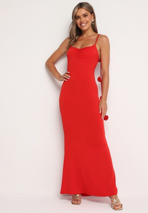 Born2be - Czerwona Sukienka Bodycon Wiązana na Plecach na Sznurki z Kwiatkami Crivia. Kolor: czerwony. Materiał: jeans. Wzór: kwiaty. Typ sukienki: bodycon. Styl: klasyczny