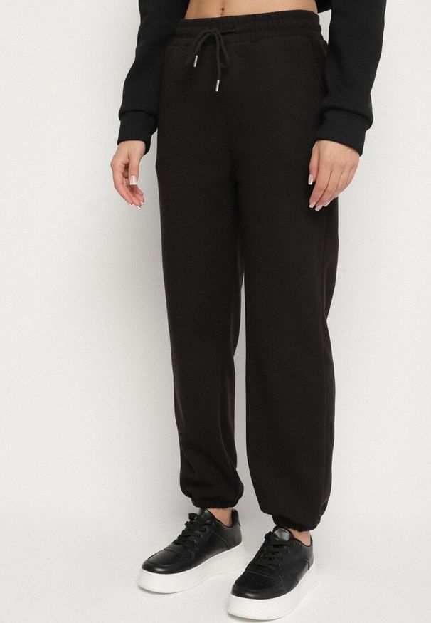 Born2be - Czarne Bawełniane Spodnie Dresowe ze Sznurkiem Saliavera. Okazja: na co dzień. Kolor: czarny. Materiał: dresówka, bawełna. Styl: klasyczny, sportowy, casual