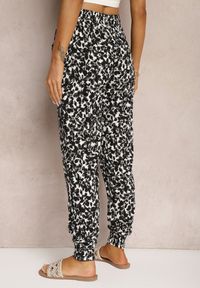 Renee - Czarno-Białe Wiskozowe Spodnie Joggery High Waist z Gumką w Talii w Kwiaty Risalenas. Stan: podwyższony. Kolor: czarny. Materiał: wiskoza. Wzór: kwiaty. Sezon: lato #4