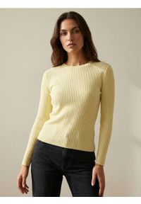 Sinsay - Klasyczny prążkowany sweter - żółty. Kolor: żółty. Materiał: prążkowany. Styl: klasyczny