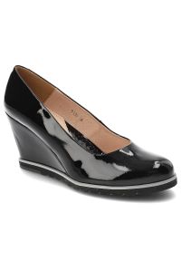 Czarne Czółenka Libero Damskie Buty Na Koturnie. Okazja: do pracy, na spotkanie biznesowe. Kolor: czarny. Materiał: skóra, lakier. Szerokość cholewki: normalna. Wzór: aplikacja. Obcas: na koturnie. Styl: biznesowy #1