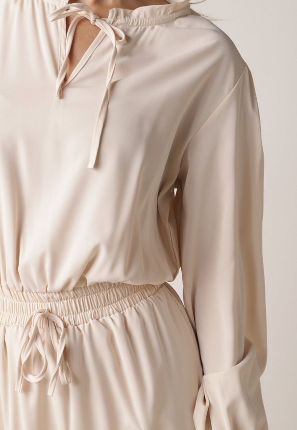 Born2be - Beżowa Rozkloszowana Sukienka z Wiskozą Zdobiona Falbanami i Wiązaniem Lerienatia. Okazja: na co dzień. Kolor: beżowy. Materiał: wiskoza. Wzór: aplikacja. Styl: elegancki, klasyczny, casual