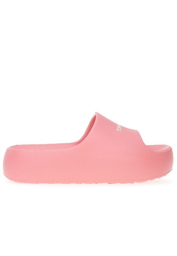 Klapki Tommy Jeans Chunky Flatform Pool Slides EN0EN02454-TIC - różowe. Okazja: na plażę, na co dzień. Kolor: różowy. Materiał: materiał, guma. Szerokość cholewki: normalna. Wzór: aplikacja. Sezon: lato. Sport: pływanie