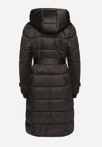 Born2be - Czarna Kurtka Pikowana o Długim Fasonie z Paskiem w Talii Delathiel. Okazja: na co dzień. Kolor: czarny. Materiał: jeans. Długość: długie. Styl: klasyczny, casual, elegancki #7