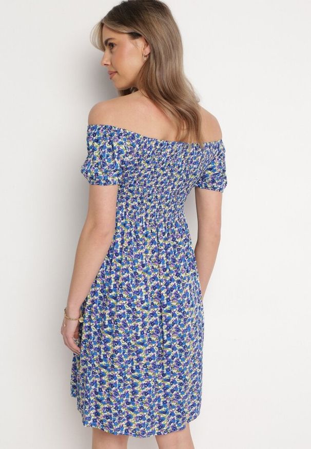 Born2be - Granatowa Wiskozowa Sukienka Hiszpanka z Gumkami w Pasie Valdina. Okazja: na co dzień. Typ kołnierza: dekolt hiszpanka. Kolor: niebieski. Materiał: wiskoza. Długość rękawa: krótki rękaw. Sezon: lato. Styl: casual, wakacyjny