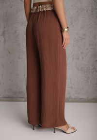 Renee - Brązowe Spodnie z Wiskozy High Waist Ozdobione Geometrycznym Motywem Iomane. Okazja: na co dzień. Stan: podwyższony. Kolor: brązowy. Materiał: wiskoza. Wzór: aplikacja, geometria. Styl: casual #5