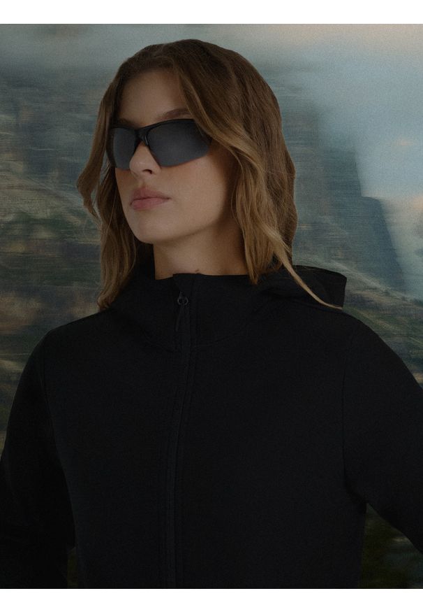 4f - 4F Kurtka softshell wiatroodporna membrana 5000 damska - czarna XS. Typ kołnierza: kaptur. Kolor: czarny. Materiał: softshell. Technologia: Windstopper. Sezon: zima