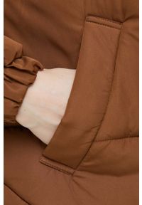 Vero Moda kurtka damska kolor brązowy przejściowa. Kolor: brązowy. Materiał: poliester. Długość rękawa: bez rękawów #9