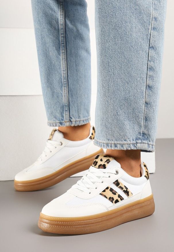 Renee - Białe Panterkowe Sneakersy Kultowe Tenisówki z Ozdobnymi Paskami Tenavellea. Zapięcie: pasek. Kolor: biały. Materiał: jeans. Szerokość cholewki: normalna. Obcas: na płaskiej podeszwie