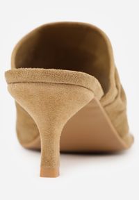 Born2be - Ciemnobeżowe Klapki Japonki VICES na Kaczuszce z Paskiem na Palec i Marszczeniem Orylle. Okazja: na co dzień, na spacer. Kolor: beżowy. Materiał: satyna. Sezon: lato. Obcas: na szpilce. Styl: casual, klasyczny, elegancki #6