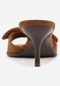 Renee - Brązowe Klapki na Szpilce VICES Ozdobione z Przodu Kokardą Adneiros. Okazja: na imprezę. Kolor: brązowy. Materiał: satyna. Wzór: aplikacja. Obcas: na szpilce #2