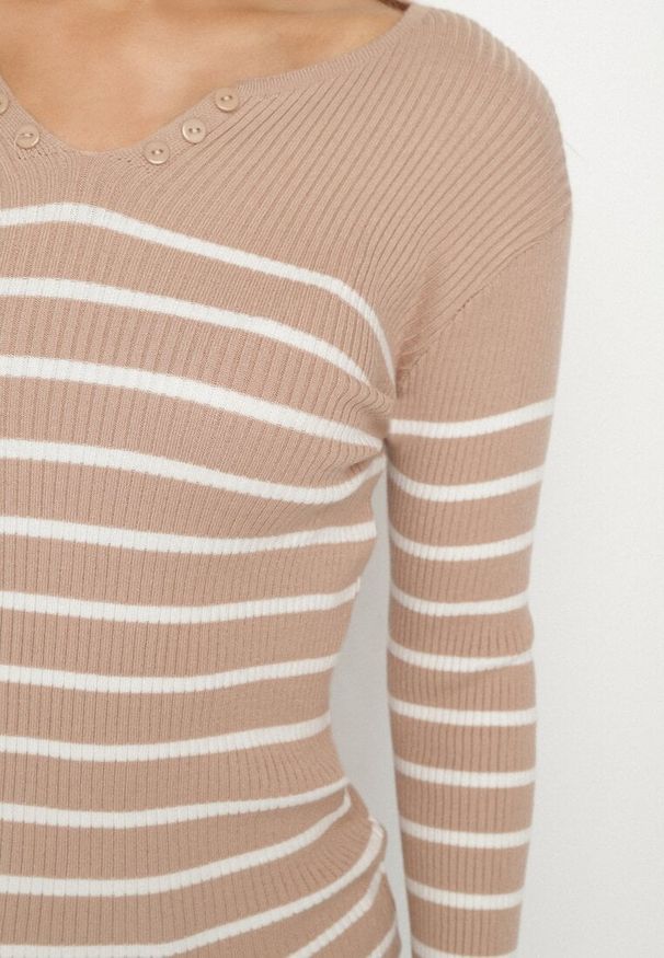 Born2be - Beżowa Bluzka z Bawełną w Paski Ozdobiona Guzikami Gelvila. Okazja: na co dzień. Kolor: beżowy. Materiał: bawełna. Wzór: paski, aplikacja. Styl: casual