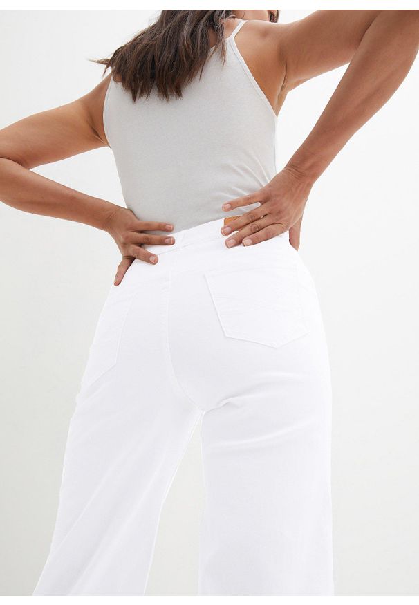 bonprix - Jeansy 7/8 wide fit. Kolor: biały
