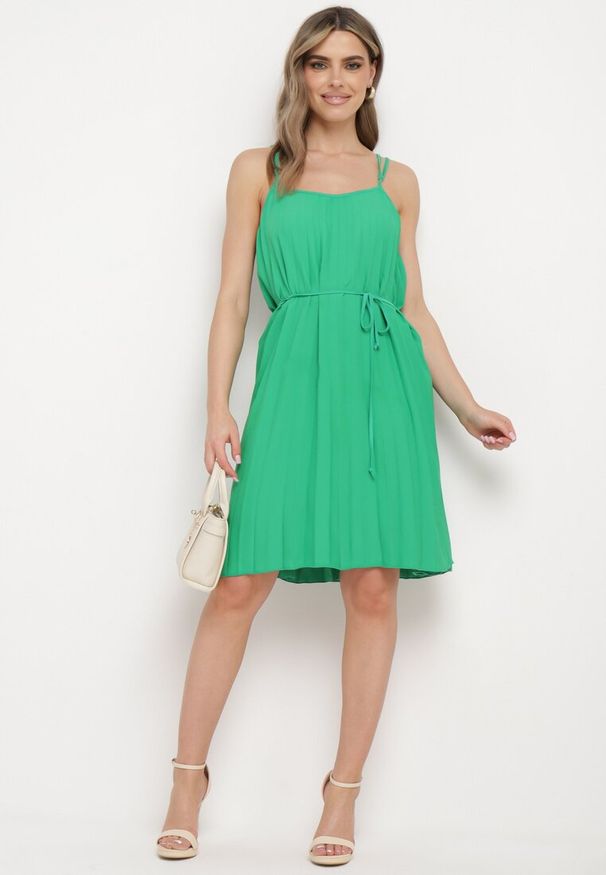 Born2be - Zielona Sukienka z Regulowanymi Ramiączkami z Materiałowym Paskiem Liata. Okazja: na spacer, na imprezę. Typ kołnierza: dekolt w kształcie V. Kolor: zielony. Materiał: materiał. Długość rękawa: na ramiączkach. Sezon: lato