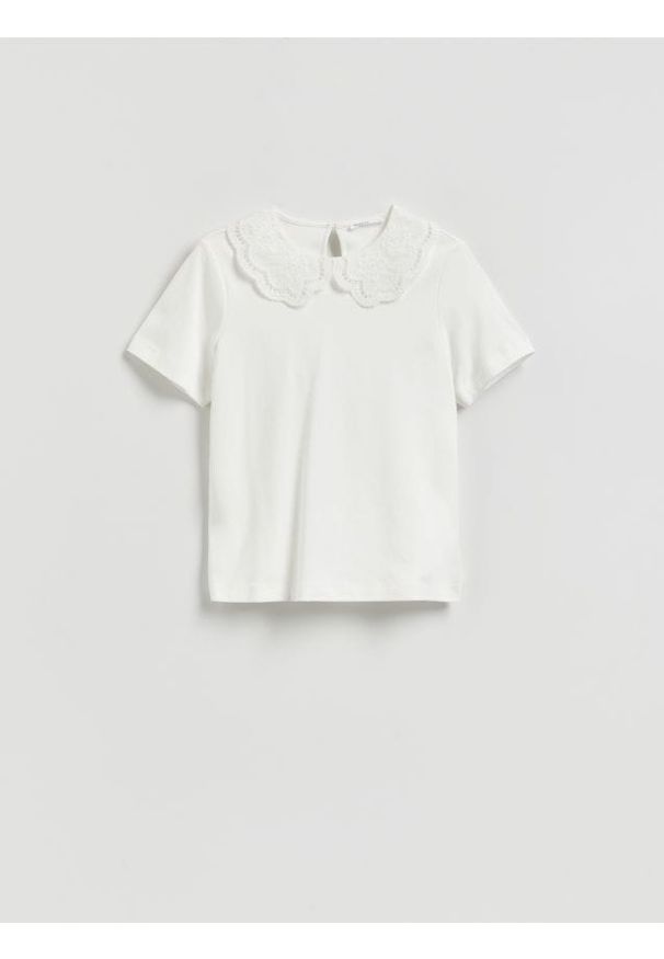 Reserved - Bluzka z ozdobnym kołnierzem - biały. Kolor: biały. Materiał: dzianina. Wzór: gładki. Styl: klasyczny