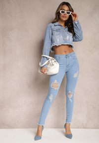 Renee - Jasnoniebieskie Modelujące Jeansy High Waist z Przetarciami Daphina. Okazja: na co dzień. Stan: podwyższony. Kolor: niebieski. Długość: długie. Styl: casual, elegancki