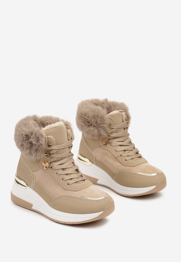 Renee - Ciemnobeżowe Futerkowe Sneakersy na Koturnie z Metalicznymi Wstawkami Kaithrin. Kolor: beżowy. Materiał: dzianina. Obcas: na koturnie. Wysokość obcasa: średni