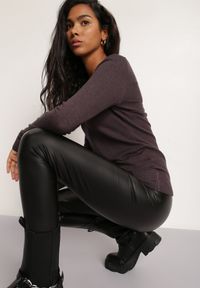 Renee - Ciemnobrązowy Sweter Chrysope. Kolor: brązowy. Wzór: jednolity. Styl: elegancki #4