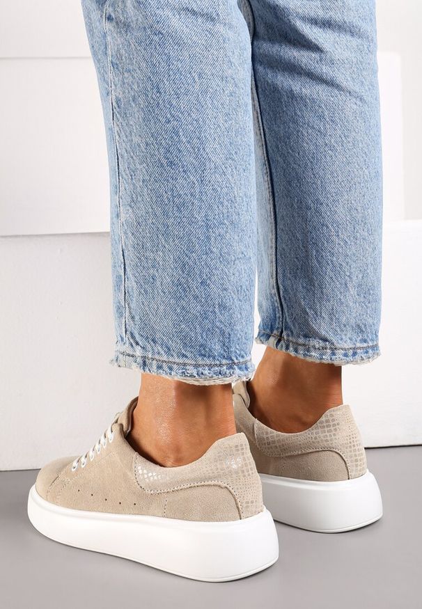 Born2be - Beżow Sneakersy z Ozdobną Wstawką na Zapiętku Klemicca. Okazja: na co dzień, na spotkanie biznesowe, do pracy. Kolor: beżowy. Materiał: jeans, skóra. Wzór: aplikacja. Sezon: lato, wiosna