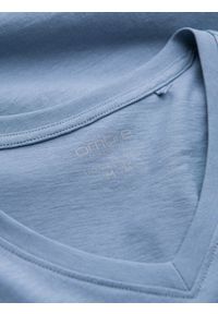Ombre Clothing - Klasyczna męska bawełniana koszulka z dekoltem w serek BASIC – niebieska V20. Typ kołnierza: dekolt w serek. Kolor: niebieski. Materiał: bawełna. Wzór: ze splotem, jednolity. Styl: klasyczny #3