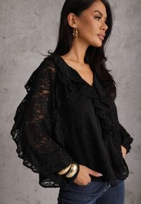 Renee - Czarna Koronkowa Bluzka z Falbankami Sewrana. Typ kołnierza: kołnierz z falbankami. Kolor: czarny. Materiał: koronka. Styl: elegancki #1