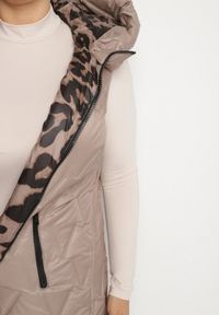 Born2be - Ciemnobeżowa Klasyczna Kamizelka z Pikowanymi Przeszyciami Ettelie. Kolekcja: plus size. Kolor: beżowy. Materiał: jeans, skóra. Długość: długie. Styl: klasyczny #3