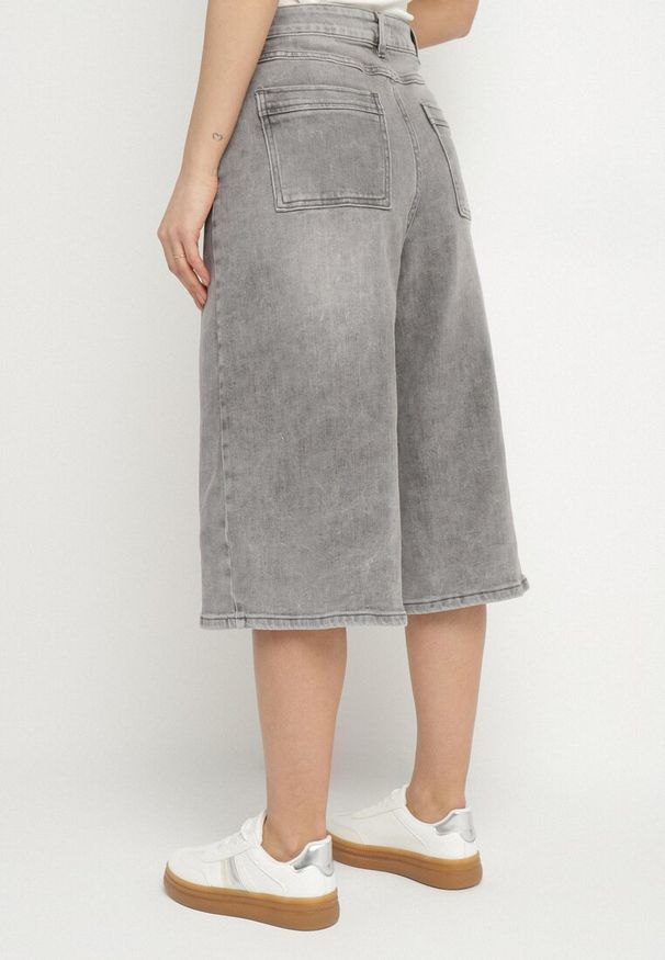 Born2be - Szare Szerokie Szorty Jeansowe Bermudy o Długości 3/4 Talisse. Okazja: na co dzień. Kolor: szary. Materiał: jeans. Sezon: lato, wiosna. Styl: casual