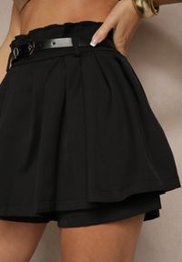 Renee - Czarne Spódnico-Szorty Plisowane High Waist Ozdobione Paskiem Eranivia. Okazja: na co dzień. Stan: podwyższony. Kolor: czarny. Wzór: aplikacja. Sezon: lato. Styl: elegancki, casual #5