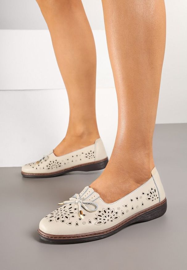 Born2be - Beżowe Ażurowe Półbuty ze Skóry Naturalnej z Ozdobną Kokardką Silotina. Okazja: na co dzień. Kolor: beżowy. Materiał: skóra. Wzór: ażurowy. Sezon: wiosna, lato. Obcas: na obcasie. Styl: casual, klasyczny, elegancki. Wysokość obcasa: niski