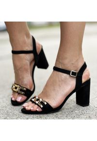 POTOCKI - Czarne zamszowe sandały damskie na słupku Potocki 21029. Kolor: czarny. Materiał: zamsz. Obcas: na słupku. Wysokość obcasa: średni
