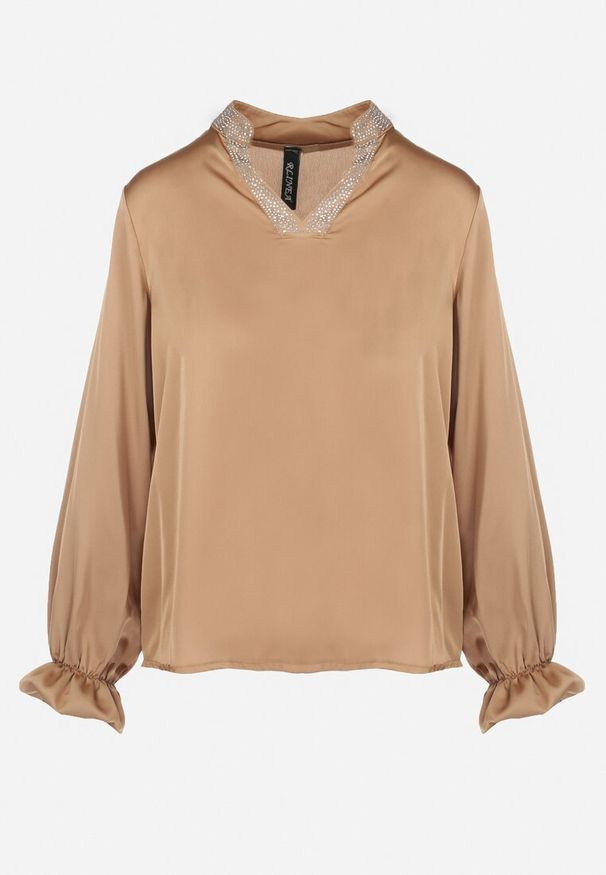 Born2be - Jasnobrązowa Bluzka Satynowa z Cyrkoniami Galmo. Kolor: beżowy, brązowy. Materiał: satyna. Długość rękawa: długi rękaw. Długość: długie. Wzór: aplikacja