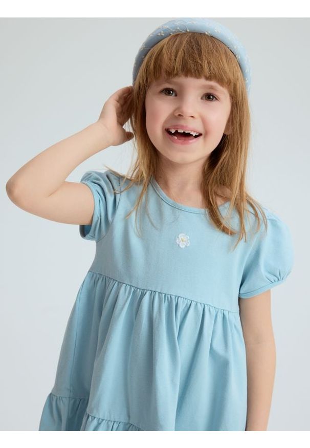 Reserved - Bawełniana sukienka z haftem - jasnoniebieski. Kolor: niebieski. Materiał: bawełna. Wzór: haft