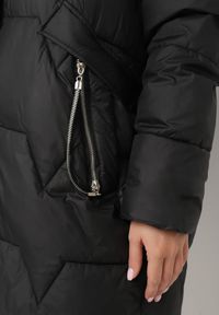 Born2be - Czarna Pikowana Kurtka o Pudełkowym Kroju z Odpinanym Futerkiem i Ozdobnym Suwakiem Hedilina. Okazja: na spacer, na co dzień. Typ kołnierza: kaptur. Kolor: czarny. Materiał: futro. Długość rękawa: długi rękaw. Długość: długie. Styl: casual, elegancki #3