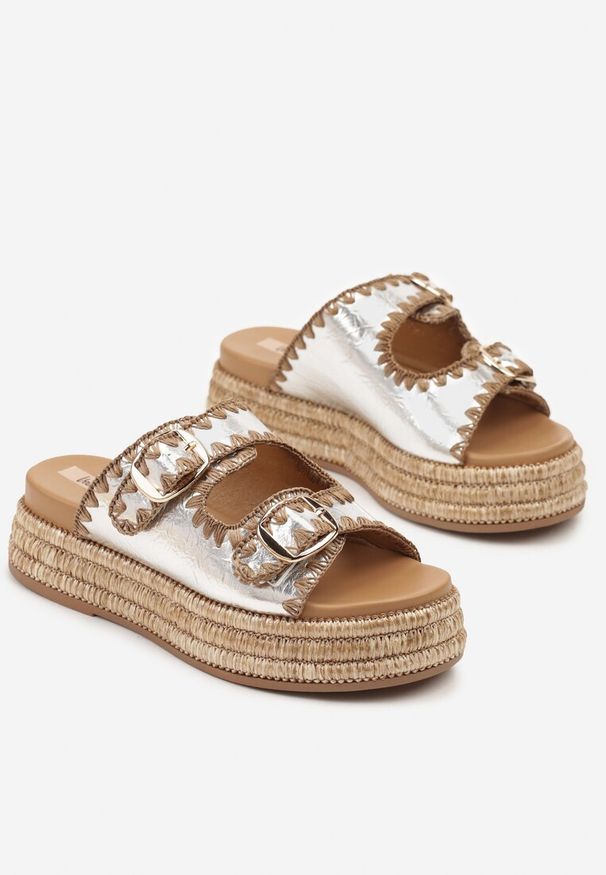 Born2be - Srebrne Klapki na Grubej Plecionej Podeszwie z Szydełkowym Wzorem Tenavira. Okazja: na co dzień. Kolor: srebrny. Sezon: lato. Styl: boho, casual