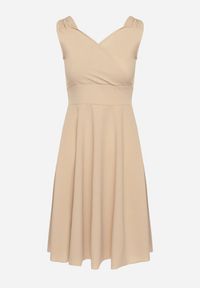 Born2be - Beżowa Koktajlowa Sukienka na Ramiączkach z Kopertowym Dekoltem i Falbanką Omemia. Kolor: beżowy. Długość rękawa: na ramiączkach. Typ sukienki: kopertowe. Styl: wizytowy #3