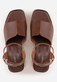Born2be - Ciemnobrązowe Sandały VICES na Koturnie z Imitacji Korka z Paskiem wokół Kostki Kelania. Okazja: na co dzień. Zapięcie: pasek. Kolor: brązowy. Obcas: na koturnie. Styl: casual, elegancki #3