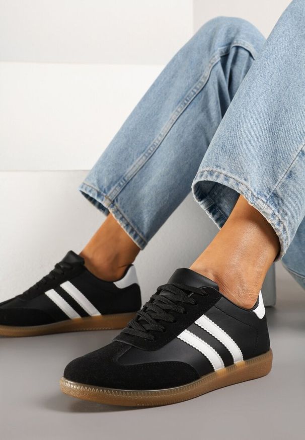 Renee - Czarne Sneakersy Typu Kultowe Tenisówki Zdobione Przeszyciami Remiana. Okazja: na co dzień. Kolor: czarny. Materiał: jeans. Szerokość cholewki: normalna. Wzór: aplikacja. Obcas: na obcasie. Wysokość obcasa: niski