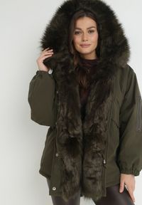 Born2be - Ciemnozielona Kurtka Parka Oversize z Futerkiem Mitto. Kolor: zielony. Materiał: futro. Długość rękawa: długi rękaw. Długość: długie. Sezon: zima, jesień. Styl: klasyczny, elegancki #1