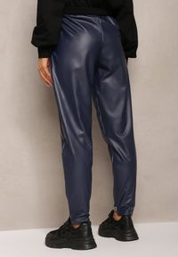 Renee - Granatowe Spodnie z Imitacji Skóry z Gumką w Talii Kadni. Kolor: niebieski. Materiał: skóra. Sezon: jesień, zima #5