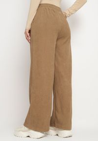 Born2be - Ciemnobeżowe Szerokie Spodnie z Wysokim Stanem Wiązane Sznurkiem Cosetta. Okazja: na co dzień. Stan: podwyższony. Kolor: beżowy. Styl: elegancki, casual #6
