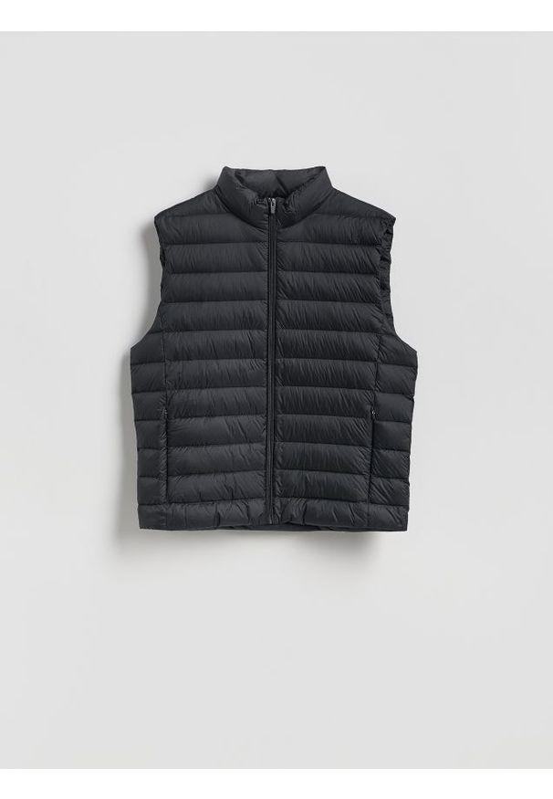Reserved - Lekka pikowana kamizelka puchowa - czarny. Kolor: czarny. Materiał: puch