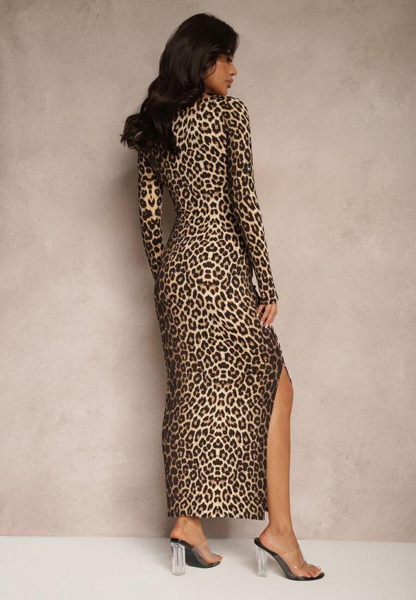 Renee - Brązowa Panterkowa Marszczona Sukienka o Dopasowanym Kroju z Ozdobnym Rozcięciem Selavira. Kolor: brązowy. Długość rękawa: długi rękaw. Sezon: zima, jesień. Typ sukienki: dopasowane. Styl: elegancki